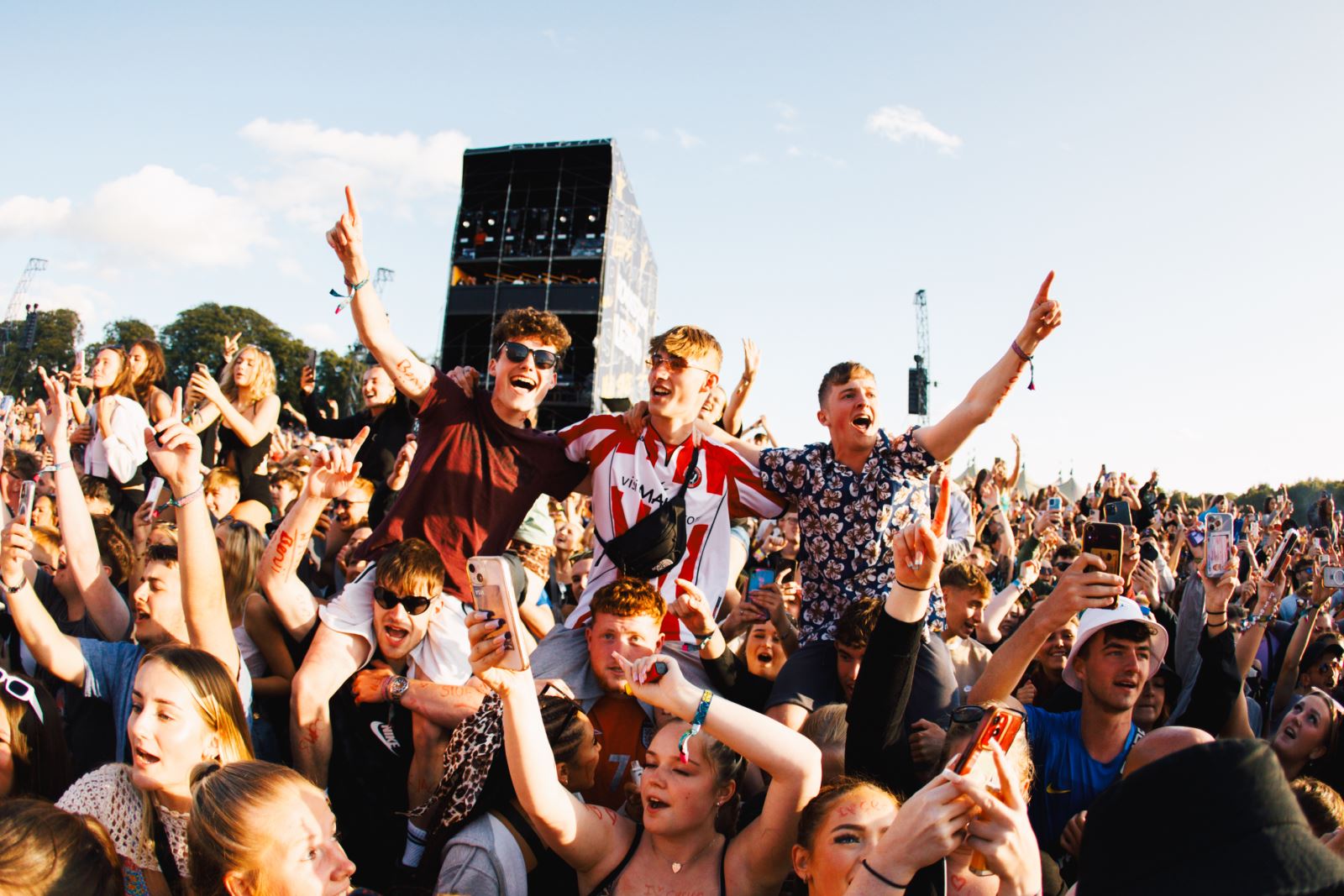 Crowd at Reading Festival - boys on shoulders
