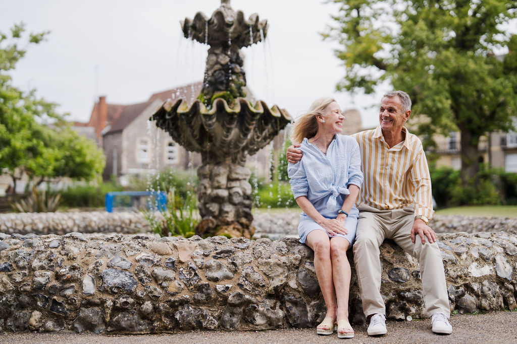 Couple sitting on the edge of a fountain in Forbury Gardens, Reading