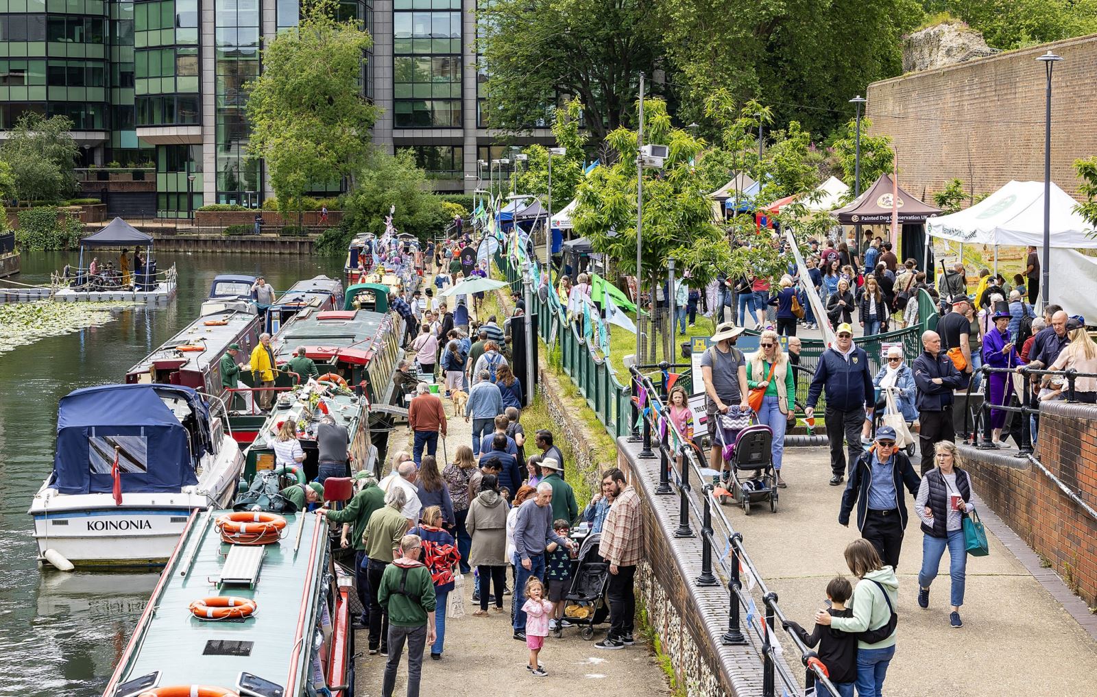 Crowd at the canal